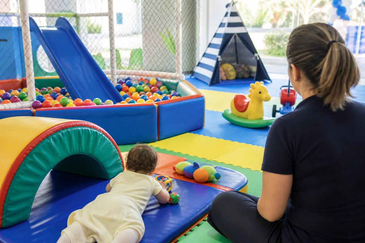 Imagem temática sobre brinquedos para crianças de diferentes idades